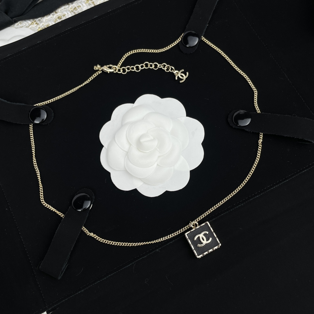 CHANEL ожерелье чёрно-золотое с квадратной подвеской минималистичное