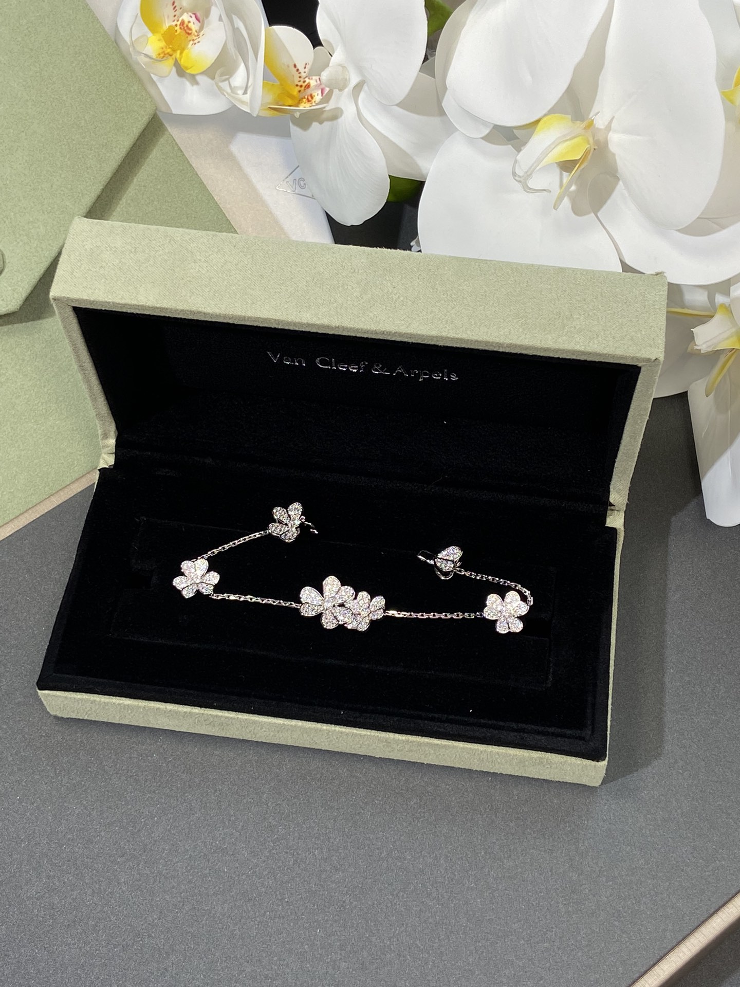 NO:633983,[Vc@ Full Diamond Clover frivole9 Flower Bracelet] ·Replicate the Z flower shape, the whole flower is centered on the central diamond, and the petals are tilted upward in a three-dimensional shape ·Hand-made silicon titanium first-grade diamonds, visible to the naked eye, translucent and shiny, no difference in vision between real diamonds ·Exclusively customized z platinum-like sparkle  It is really so beautiful and the workmanship is really good. It can be said that the price of V gold craftsmanship has the most details. Z is made of 18K real gold. The four-leaf clover is admirable and makes people want to put it down. Welcome to the various versions in the K market. Ten thousand recommendations 88280, bracelet, Cardia high-end jewelry19860909【Vc@满钻三叶草frivole9花手链】 ·复制z花型,花朵整体是以中心钻为重心,花瓣向上翘起立体的 ·手工镶嵌硅钛料一级钻,肉眼可见的透亮闪,视觉无差真钻 ·独家定制z铂金感闪光 真心是太美了,做得也实在是好,可以说ｖ金工艺的价格,做到了Z多的细节,Z为18K真金材质,四叶草的令人爱不释手,让人欲罢不能欢迎K市面的各种版本,一万个推荐88280,,bracelet,卡迪亚高端饰品,Jewelry