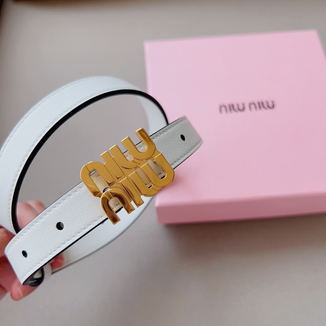 Miumiu Women’s Leather Belt with Copper Emblem for Stylish Upgrade - 图片 4