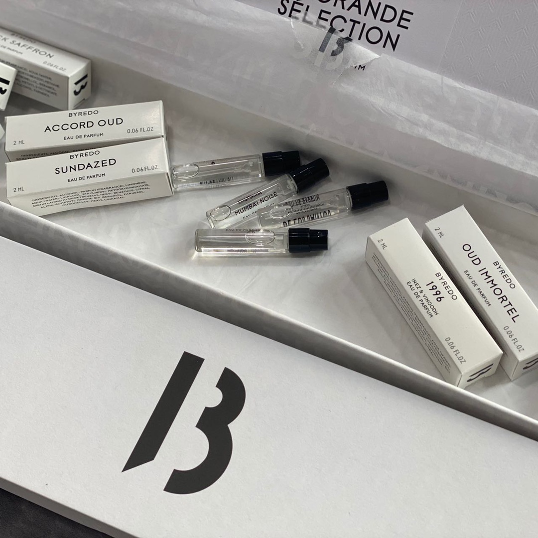 The travel-sized fragrance miniatures are designed for effortless - Comprehensive 4
