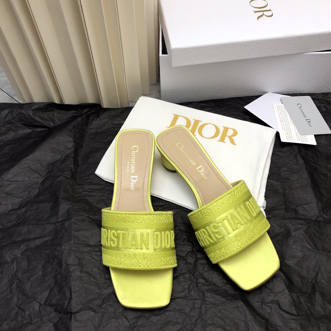 NO:174156,2025- Silk 3cm 25 early spring new jacquard embroidered sandals ♀ The toe and heel are replaced with silk fabric, skin-friendly and not slipping. As D's main presbyterian embroidery series sandals, they are new colors every year and are out of stock as soon as they are new. The embroidery design has a three-dimensional and exquisite feeling, simple and generous, and is not picky at all. It can be held on any occasion, making people love it. Exclusive customized letter three-dimensional embroidery upper, high-density electric embroidery process, without any connection, overlap, perfect quality, and complex craftsmanship. Consistent with the original version, comfortable and soft, pay attention to discernment. Italian leather outsole Size35-40 (41 and 42 can be ordered without return and exchange) More than a dozen colors are available, slippers, dior, slippers, real silk, Leather soles198609092025- 真丝款3cm 25早春新款提花刺绣凉拖鞋♀鞋头和后跟都改用了真丝面料 亲肤还不打滑  作为D家主打款老花刺绣系列凉拖,每年都会新色,一出新就立马断货,刺绣设计有立体感非常精致,简单大方,完全不挑人,任何场合都能hold住,让人爱不释手 独家订制字母立体刺绣鞋面,高密度电绣工艺,没有任何的连线、重合,完美品质,复杂工艺.与原版一致,舒适柔软,注意辨别.意大利真皮大底Size35-40（41、42可订不退换）十几种颜色可选,拖鞋,dior,slippers,real silk,Leather soles,Women's Shoes