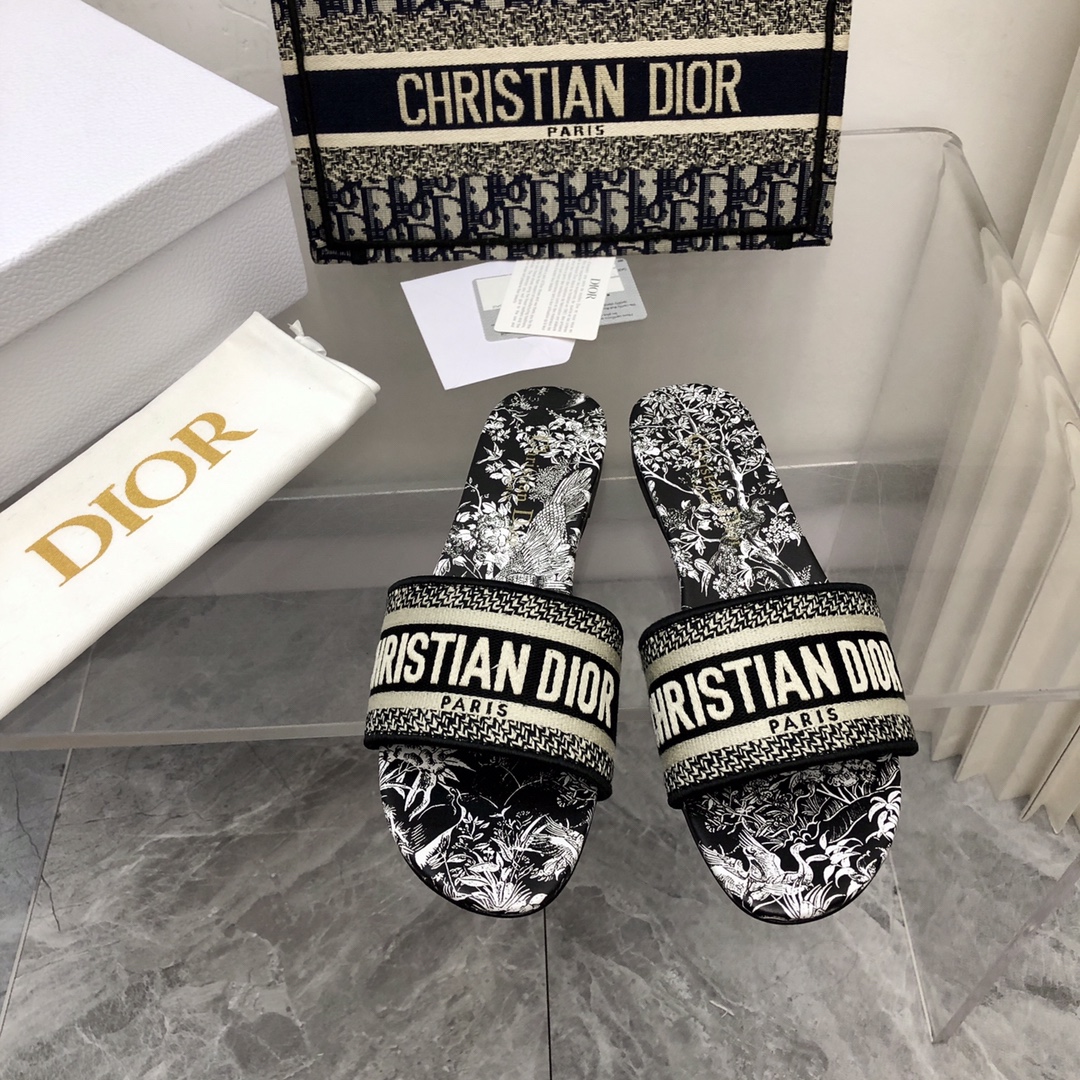 NO:167547,2025- No. 132 Colors, New Jacquard Embroidered Sandals in Early Spring, As the main style of D's presbyterian embroidery series sandals, there are new colors every year, and they are out of stock as soon as they are new. The embroidery design has a three-dimensional and exquisite feeling, simple and generous, and is not picky at all. It can be held on any occasion, making people love it. Exclusive customized letter three-dimensional embroidery upper, high-density electric embroidery technology, without any connection, overlap, perfect quality, and complex craftsmanship. Consistent with the original version, comfortable and soft, pay attention to discernment. Italian leather outsole Size35-40 (41 and 42 can be ordered without return and exchange) More than a dozen colors are available, slippers, dior, slippers, Leather soles198609092025- 132号花色 早春新款提花刺绣凉拖鞋♀  作为D家主打款老花刺绣系列凉拖,每年都会新色,一出新就立马断货,刺绣设计有立体感非常精致,简单大方,完全不挑人,任何场合都能hold住,让人爱不释手 独家订制字母立体刺绣鞋面,高密度电绣工艺,没有任何的连线、重合,完美品质,复杂工艺.与原版一致,舒适柔软,注意辨别.意大利真皮大底Size35-40（41、42可订不退换）十几种颜色可选,拖鞋,dior,slippers,Leather soles,Women's Shoes