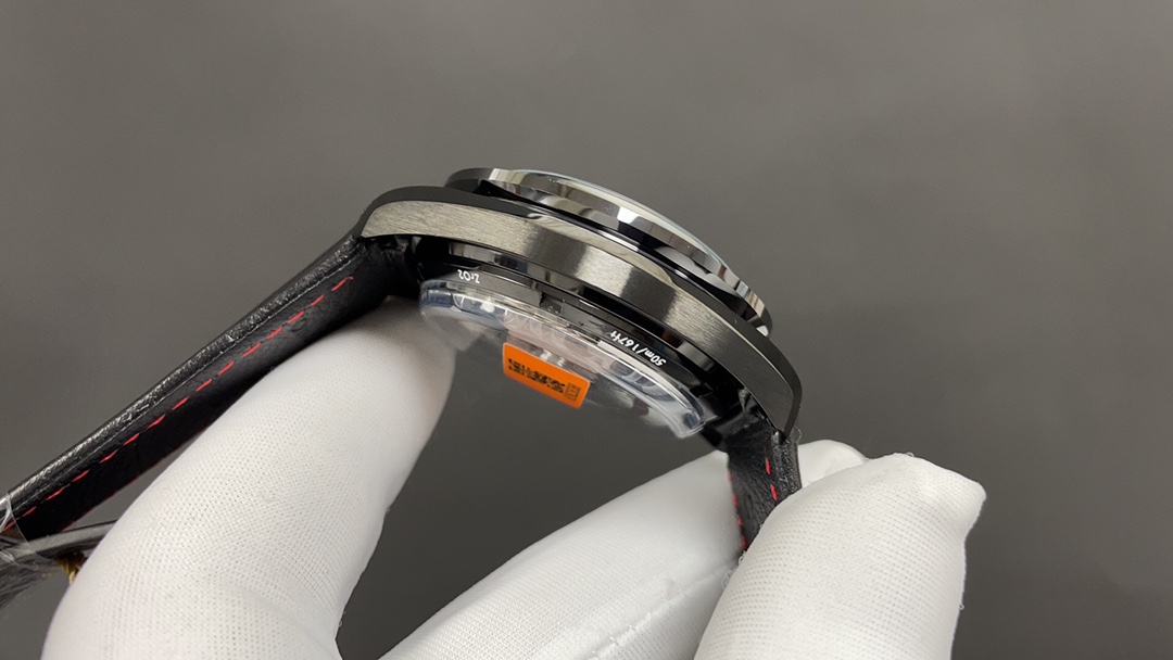 Omega 欧米茄 超霸 月之暗面 44mm 9300自动上链机械