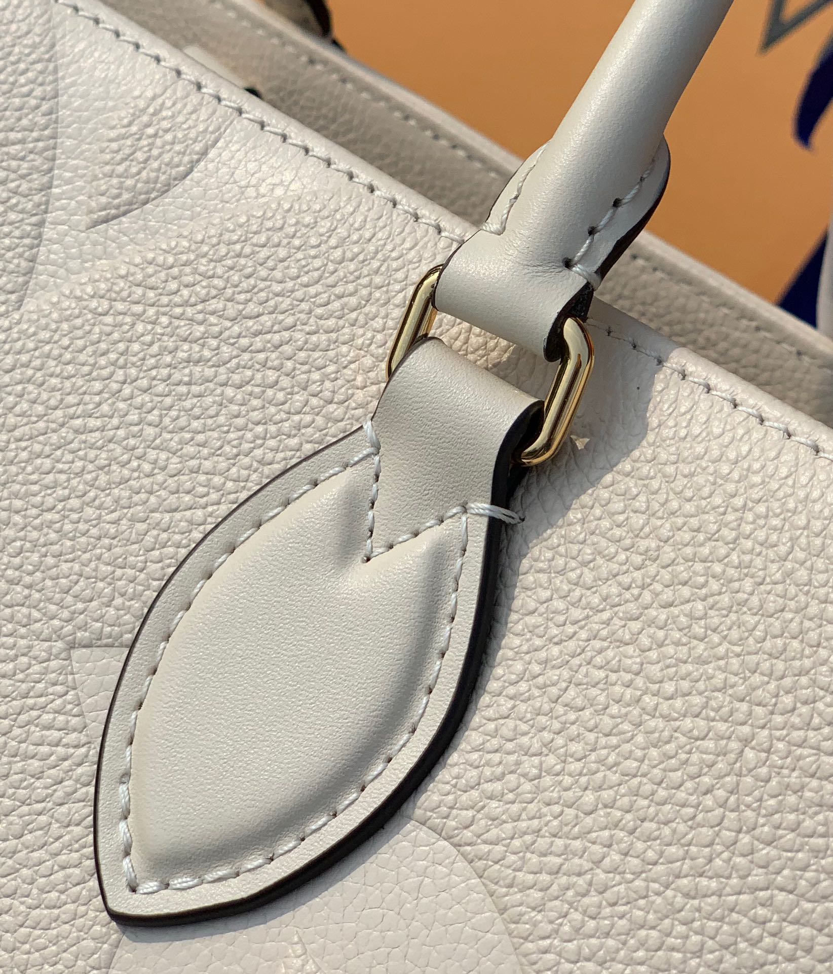 非市场普通货 进口皮料半钢五金中号尺寸35×27×14cm Lv全新奶白色Onthego来啦！M4653