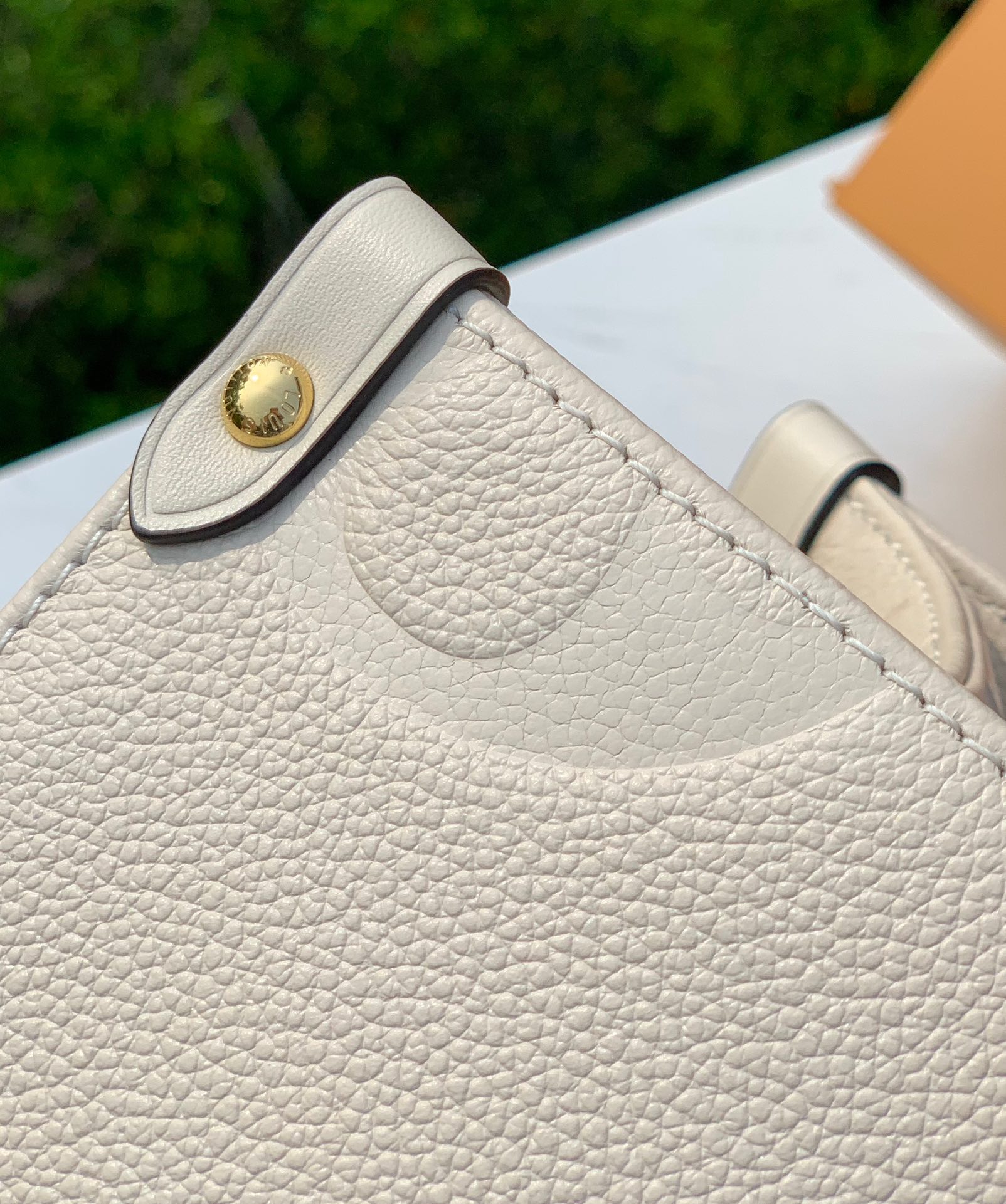 非市场普通货 进口皮料半钢五金中号尺寸35×27×14cm Lv全新奶白色Onthego来啦！M4653