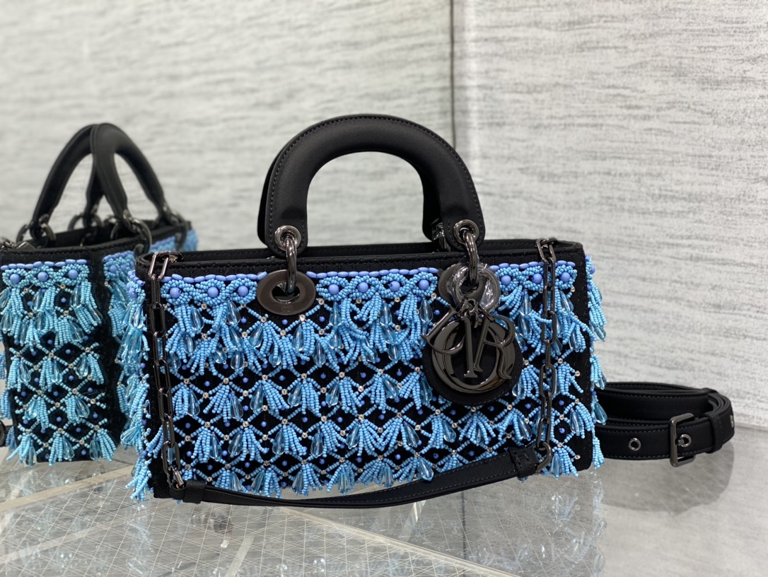 ¡Productos al contado! ️ El último bolso Princesa Diana de edición limitada de Lady, resistente y con cuentas, es un bo…
