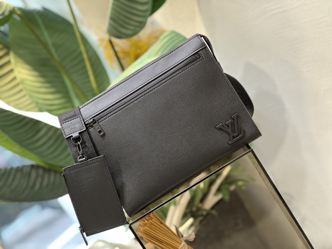 M59329 Messenger Voyage 手袋以前卫模块化理念重释路易威登 Pochette Voyage 手拿包的经典设计 2