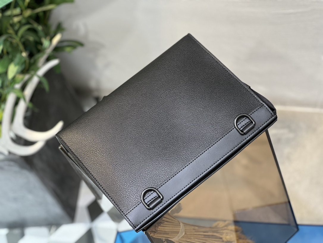 M59329 Messenger Voyage 手袋以前卫模块化理念重释路易威登 Pochette Voyage 手拿包的经典设计 4