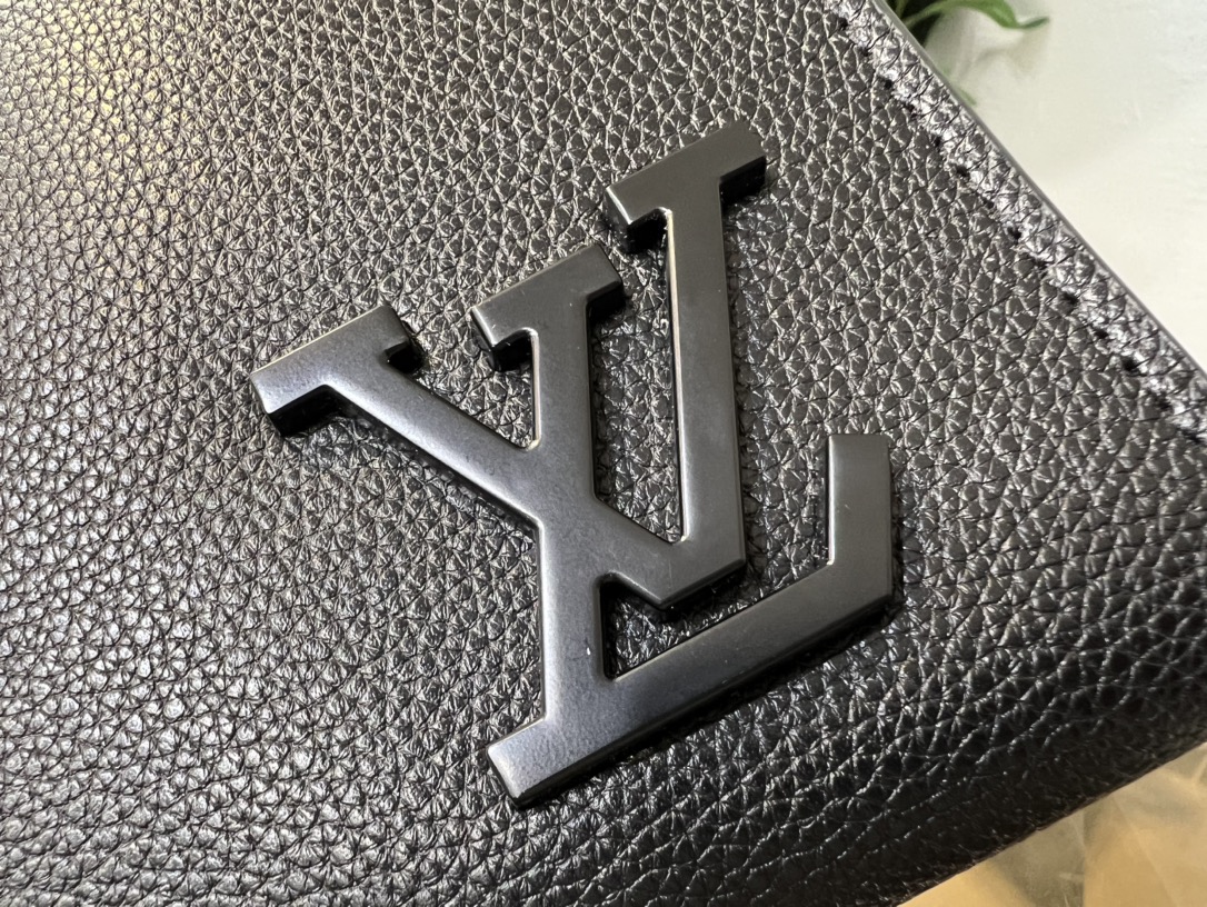 M59329 Messenger Voyage 手袋以前卫模块化理念重释路易威登 Pochette Voyage 手拿包的经典设计 5