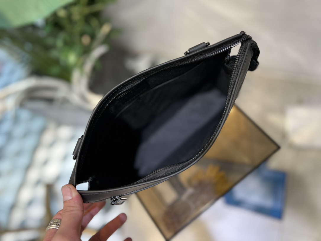 M59329 Messenger Voyage 手袋以前卫模块化理念重释路易威登 Pochette Voyage 手拿包的经典设计 8
