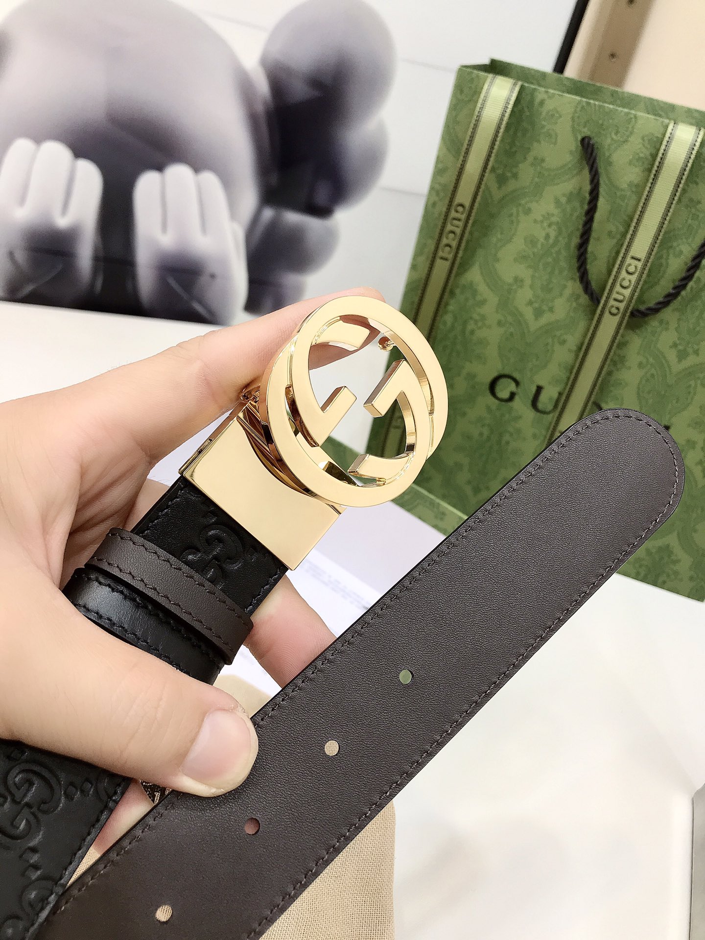 Gucci双面腰带一侧为GucciSignature皮革反面一侧为单色皮革配以interlockingG