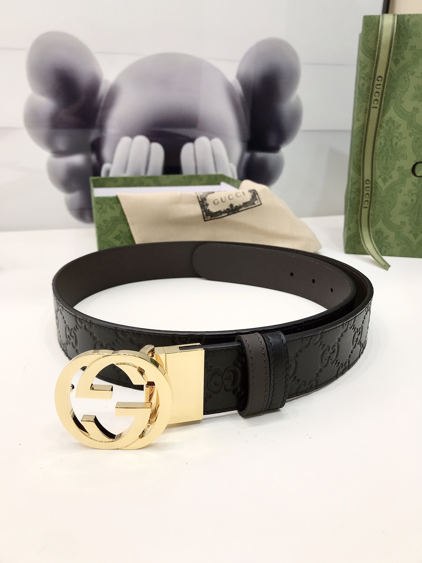 Gucci双面腰带一侧为GucciSignature皮革反面一侧为单色皮革配以interlockingG