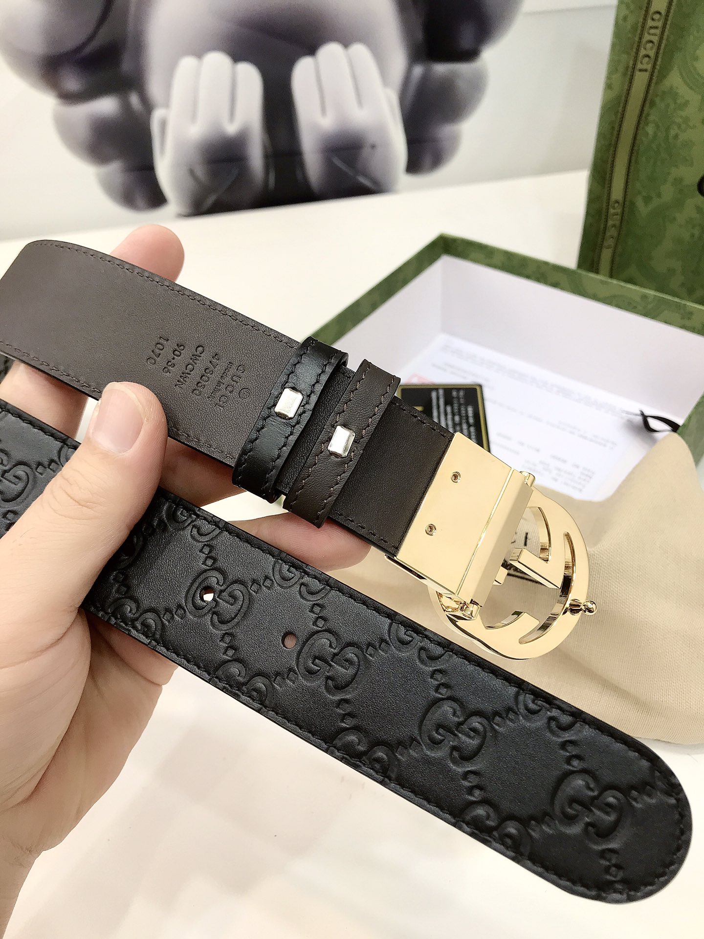 Gucci双面腰带一侧为GucciSignature皮革反面一侧为单色皮革配以interlockingG