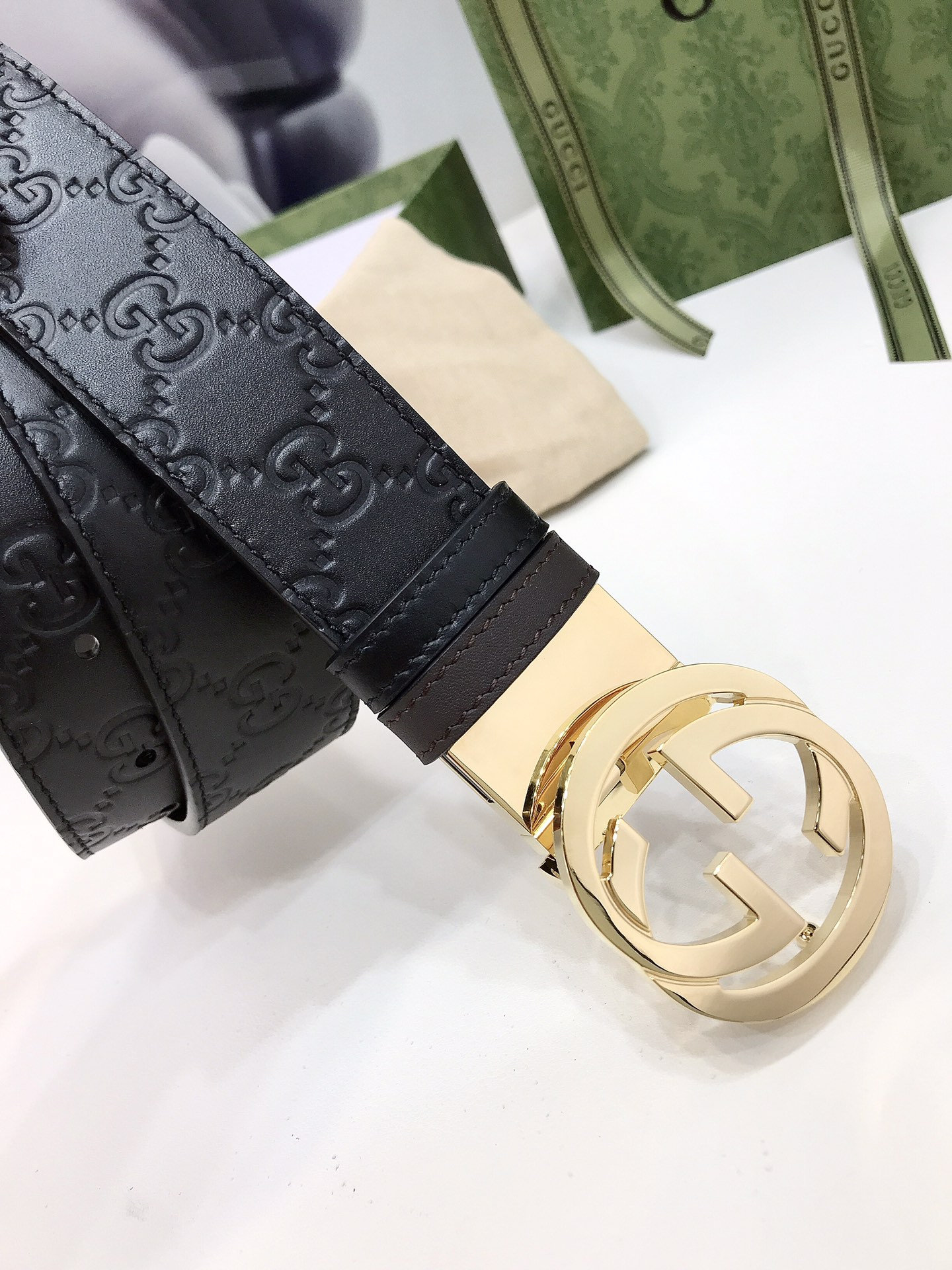 Gucci双面腰带一侧为GucciSignature皮革反面一侧为单色皮革配以interlockingG