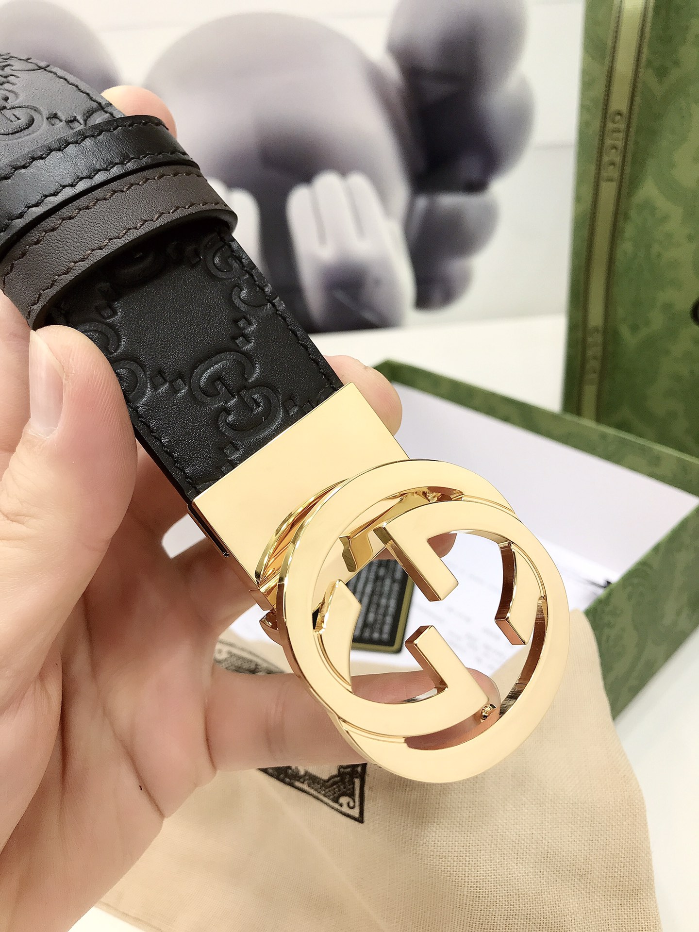 Gucci双面腰带一侧为GucciSignature皮革反面一侧为单色皮革配以interlockingG