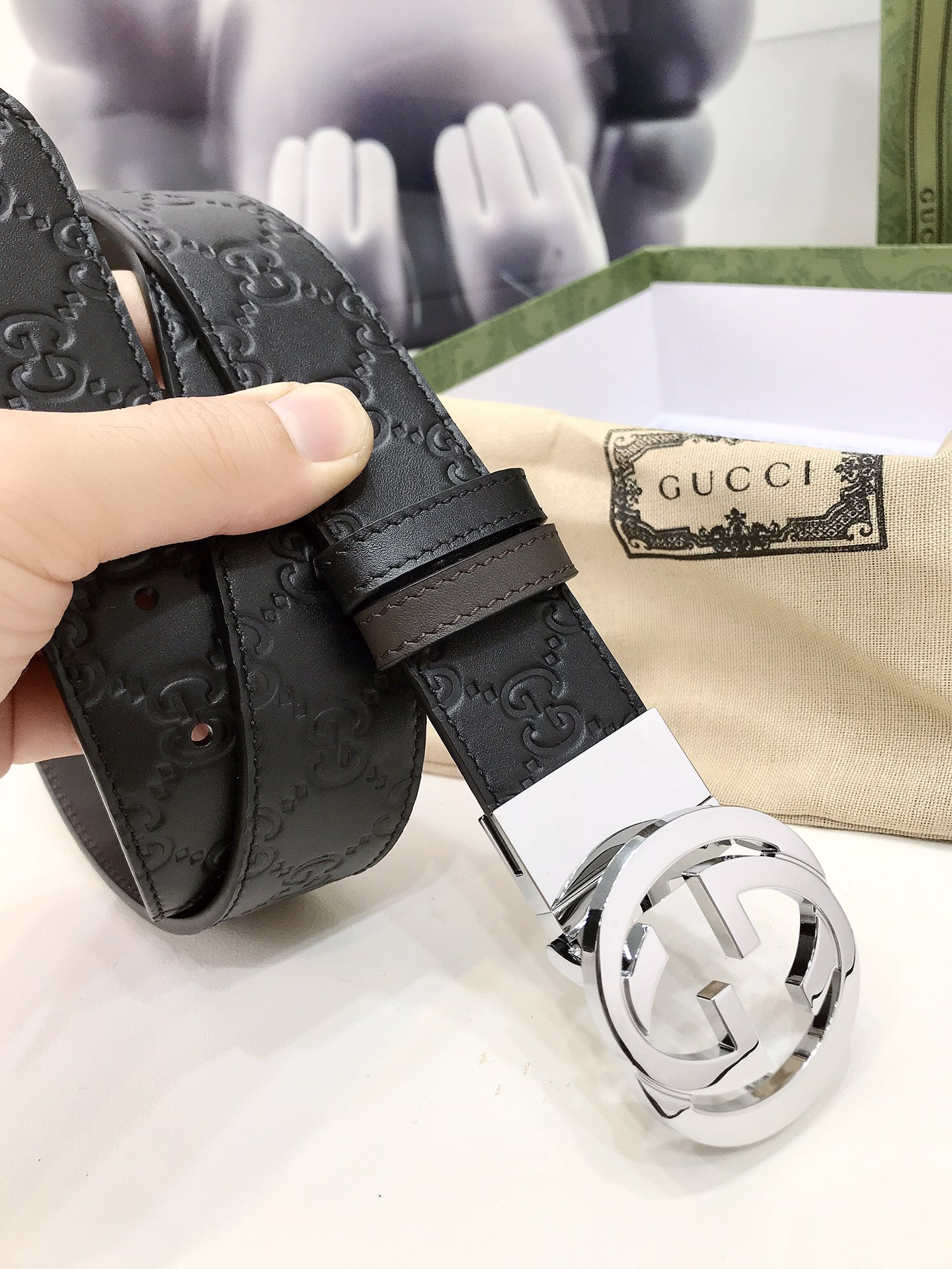 Gucci双面腰带一侧为GucciSignature皮革反面一侧为单色皮革配以interlockingG