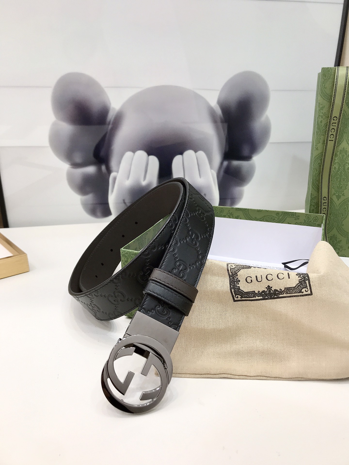 Gucci双面腰带一侧为GucciSignature皮革反面一侧为单色皮革配以interlockingG