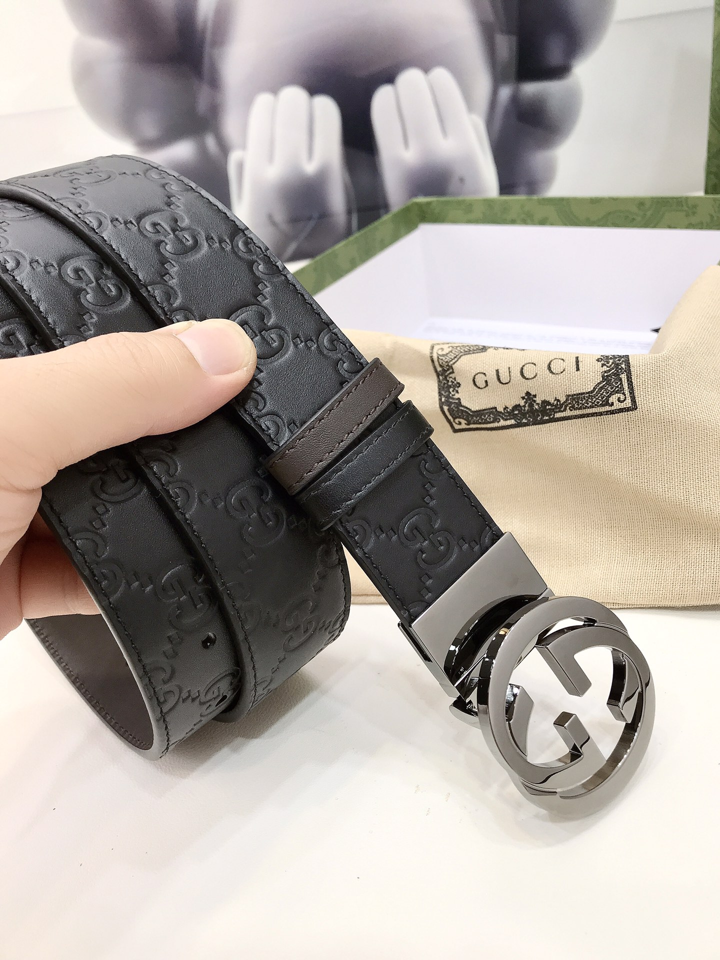 Gucci双面腰带一侧为GucciSignature皮革反面一侧为单色皮革配以interlockingG