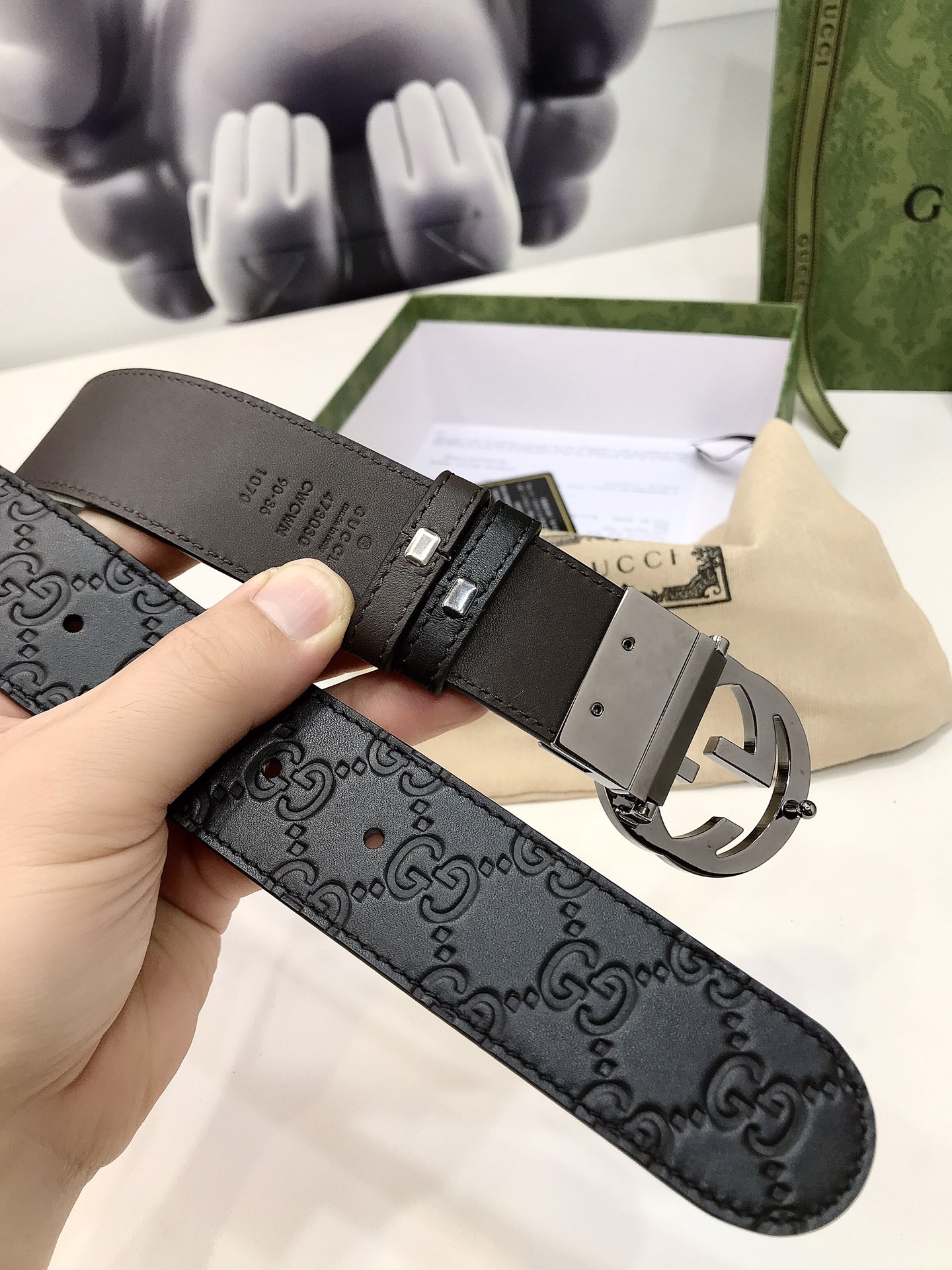 Gucci双面腰带一侧为GucciSignature皮革反面一侧为单色皮革配以interlockingG