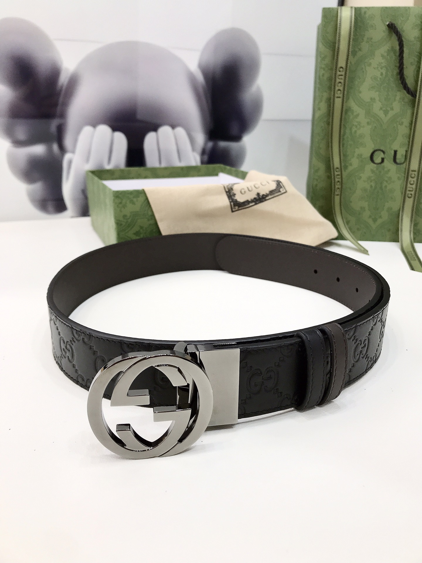 Gucci双面腰带一侧为GucciSignature皮革反面一侧为单色皮革配以interlockingG
