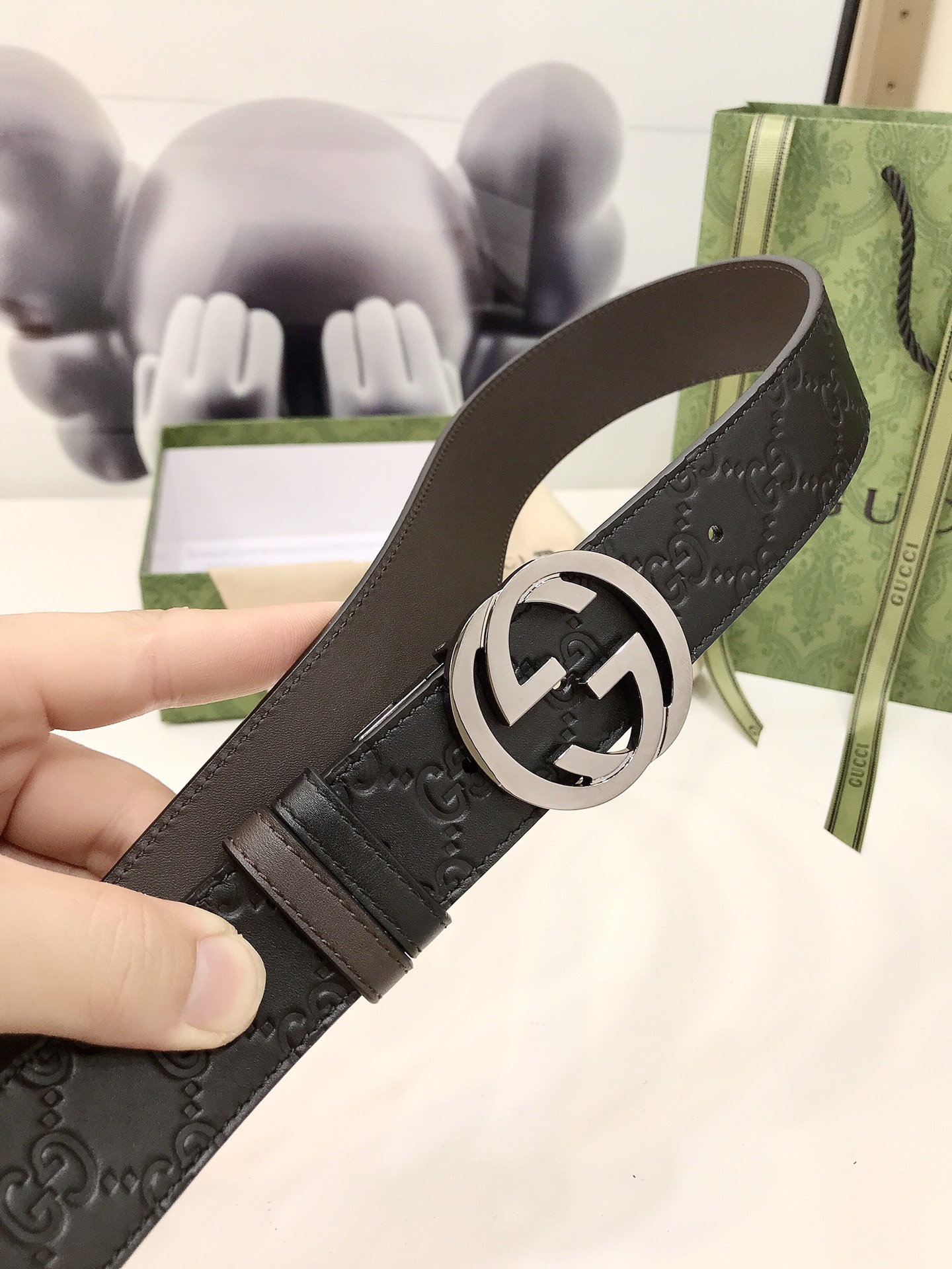 Gucci双面腰带一侧为GucciSignature皮革反面一侧为单色皮革配以interlockingG