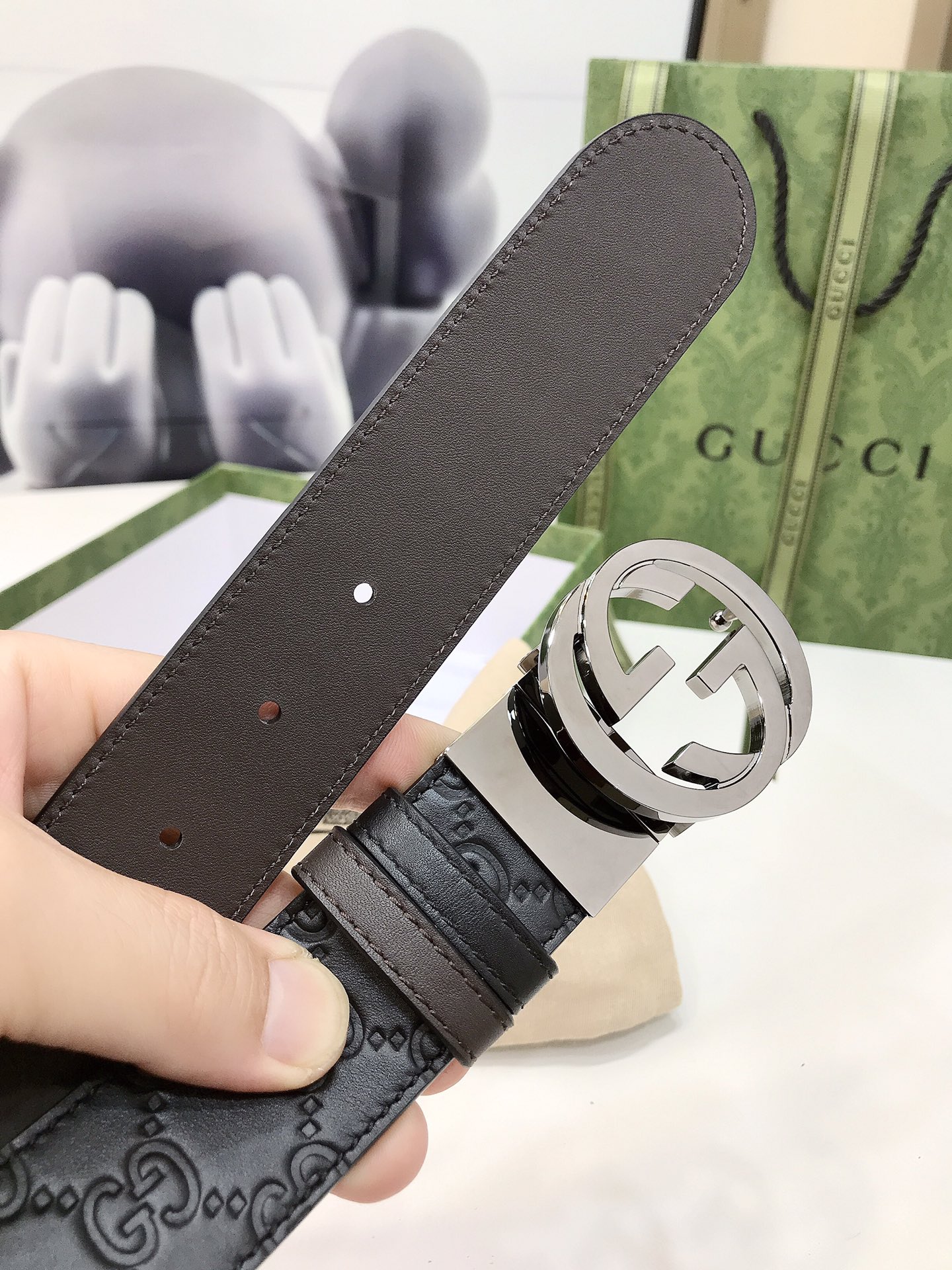 Gucci双面腰带一侧为GucciSignature皮革反面一侧为单色皮革配以interlockingG