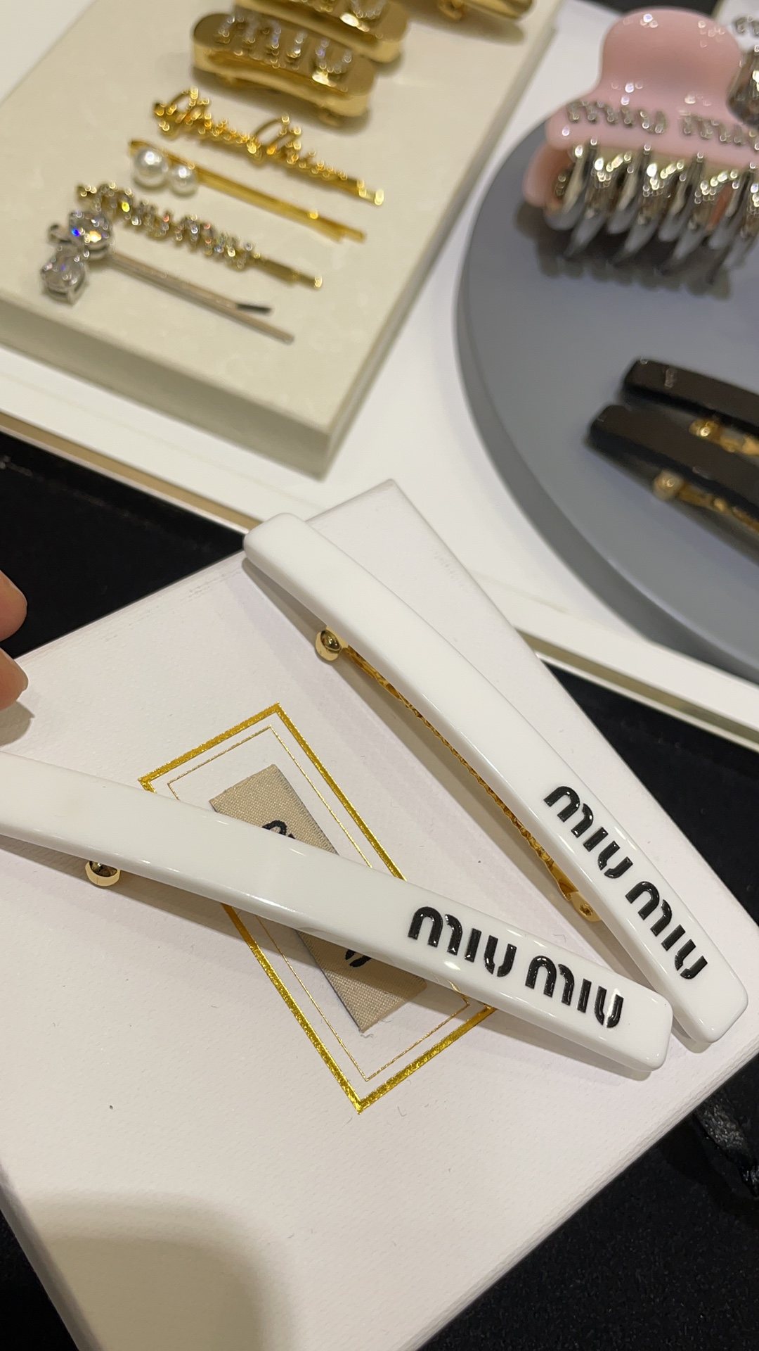 NO:677800,Single piece 88180, arrived today and purchased yb's new black and white resin letter hairpin set. Simple black and white letter one-letter clip. So fashionable. Can be used to clip bangs and broken hair. Practical and beautiful. One set includes one white and one black hairpin. Exclusively purchased from yb. Customized brass material and resin hairpins, top version, hairpins, Cardia high-end jewelry.19860909单只88180,今日到货购入yb 新款黑色白色树脂字母发夹套装 简约黑白配色字母一字夹 太时髦啦 可以用来夹刘海、碎发 实用又好看 一套包含一只白色、一只黑色发夹 独家购入yb定制 黄铜材质树脂 发夹,顶级版本,,hairpins,卡迪亚高端饰品,Jewelry