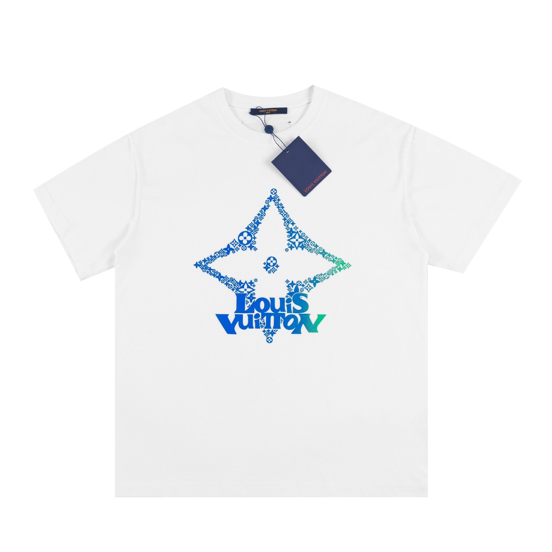 克紧密双纱面料 Louis Vuitton路易威登23ss新款logo字母标识印花圆领短袖T恤 lv短袖 面料:不起球 不缩水 不褪色,同缸定染32支双股1×1螺纹 面料舒适亲肤无异感 螺纹纹路粗细程度跟原版一致! 印花:进口胶浆印花材料,丝网印刷工艺,图案清晰立体,牢度高不开裂 做工:后颈采用双链条车线,针车牢固紧实 肩部双层荷叶边压线 耗时耗力,做工精致! 定制Y版一致包装袋/主标/吊牌/水洗/包装纸/贴纸 安排到位! 【1:1原版打造 细节高控】 颜色: 黑色 白色