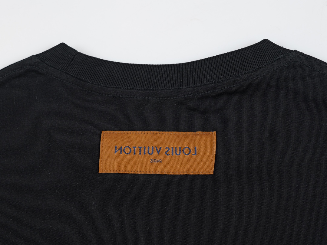 克紧密双纱面料 Louis Vuitton路易威登23ss新款logo字母标识印花圆领短袖T恤 lv短袖 面料:不起球 不缩水 不褪色,同缸定染32支双股1×1螺纹 面料舒适亲肤无异感 螺纹纹路粗细程度跟原版一致! 印花:进口胶浆印花材料,丝网印刷工艺,图案清晰立体,牢度高不开裂 做工:后颈采用双链条车线,针车牢固紧实 肩部双层荷叶边压线 耗时耗力,做工精致! 定制Y版一致包装袋/主标/吊牌/水洗/包装纸/贴纸 安排到位! 【1:1原版打造 细节高控】 颜色: 黑色 白色
