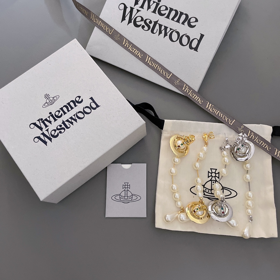 NO:881186,88220【VivienneWestwood】Baby, what is a happy planet? Come on, this is a happy planet!  Stunning three-dimensional Saturn broken pearl earrings!  Gold and silver colors!  Highly recommended, you must enter, you will definitely enter with your eyes closed!  The pure crown ball is a classic symbol, and the shining rings of Saturn outline the future as the waves flow, opening up a new encounter with the future!  The diamonds on our Saturn are also custom-made Swarovski rhinestones, not just made with plastic beads and diamonds on the market!  When you get your hands on it, you can completely feel its texture, feel and luster. The rhinestone embellishment appears on the design of Saturn, adding a lot of cool and fashionable pretty looks, making the punk look a little girly at the same time, bringing with it a group of fashion fans!  It’s really beautiful, can be salty or sweet, pure or delicious!  I fell in love at first sight, it is definitely a leader in the 'practical + high-end' world, an absolute yyds, an absolute treasure, pearl earrings that never go out of style!  ,,earrings,Cardia high-end jewelry1986090988220【VivienneWestwood】宝宝,什么是快乐星球,来,这就是快乐星球！绝美立体土星破碎珍珠耳环！金银两个颜色！重磅推荐,一定要入,闭眼入准没错！纯粹王冠球是经典的象征,闪耀土星环勾勒未来波光流转间,开启一场与未来的崭新际遇！我们土星上边的钻也是定制的施华洛水钻,而非市面上随随便便用个塑料珠子和钻就做出来的！拿到手完完全全可以感受到它的质感,手感,光泽感超nice用水钻的点缀出现在土星的设计上,增添不少冷艳时髦的俏丽模样,使得朋克同时又有点小少女,自带一群时尚粉！真的敲好看,可盐可甜,可纯可欲！一眼便钟情,绝对是“实用+高级”界的杠把子,绝对的yyds,绝对的宝藏永不过时的珍珠耳钉！,,earrings,卡迪亚高端饰品,Jewelry