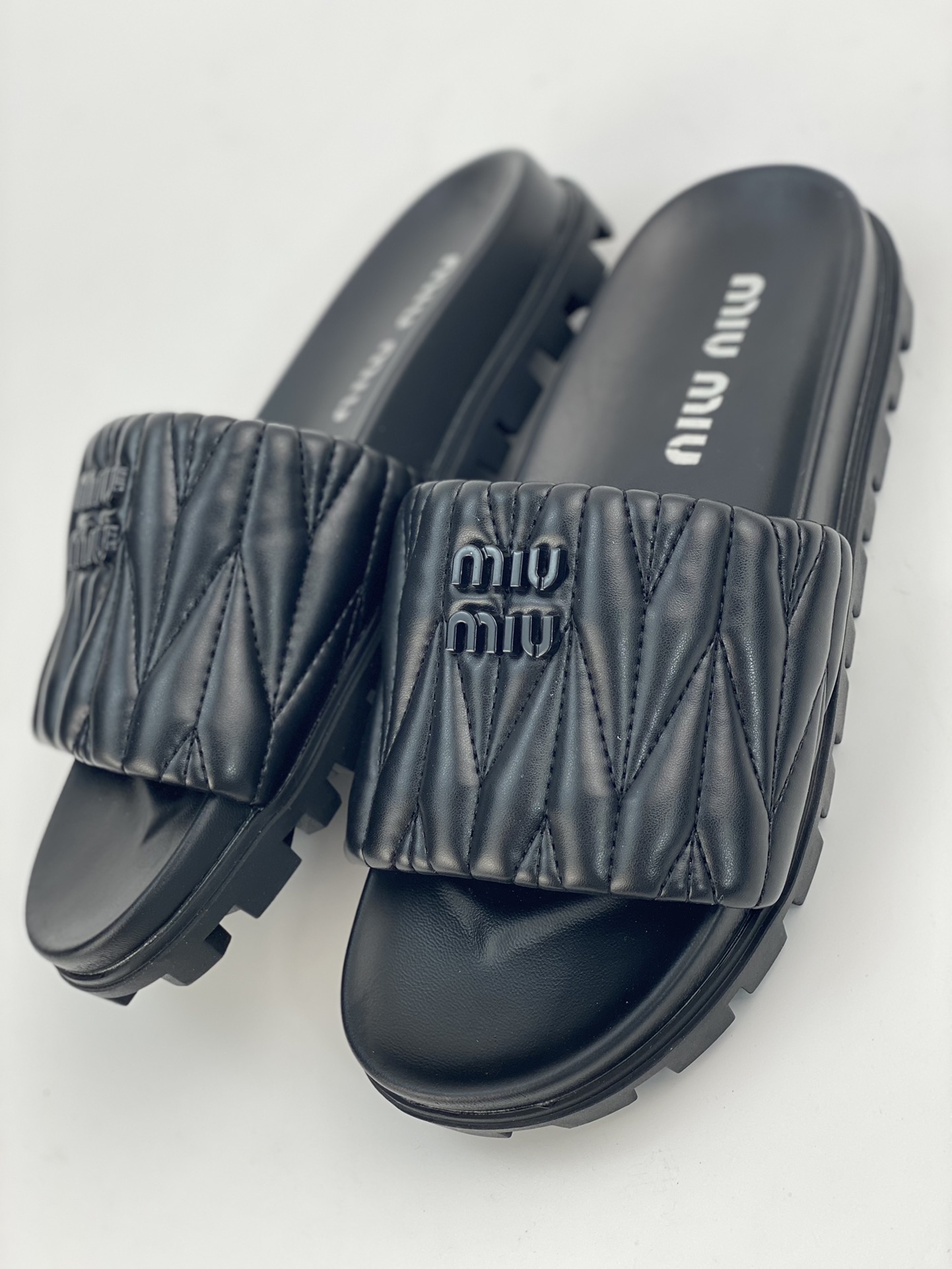 Introduction to MIUMIU’s summer item SNGG｜Pleated colorful flat slippers