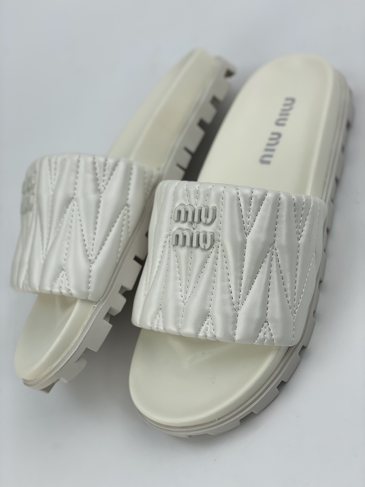 Introduction to MIUMIU’s summer item SNGG｜Pleated colorful flat slippers