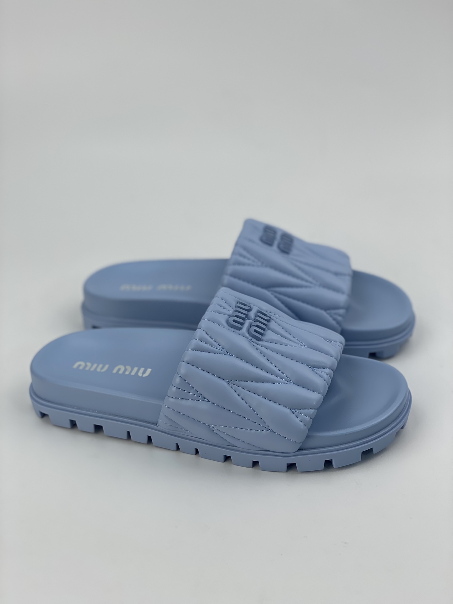 Introduction to MIUMIU’s summer item SNGG｜Pleated colorful flat slippers