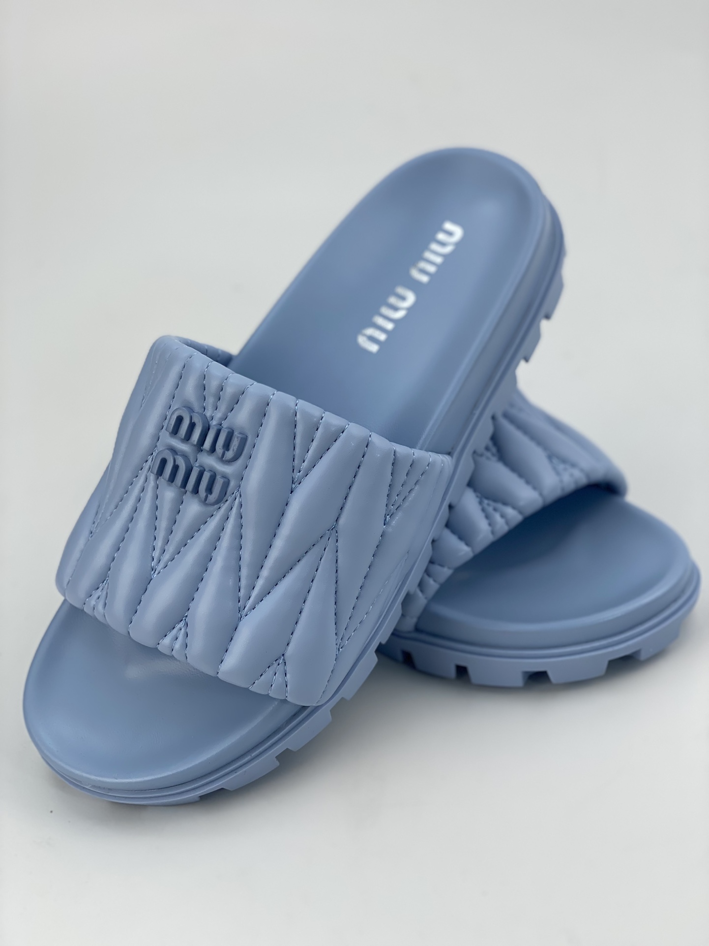 Introduction to MIUMIU’s summer item SNGG｜Pleated colorful flat slippers