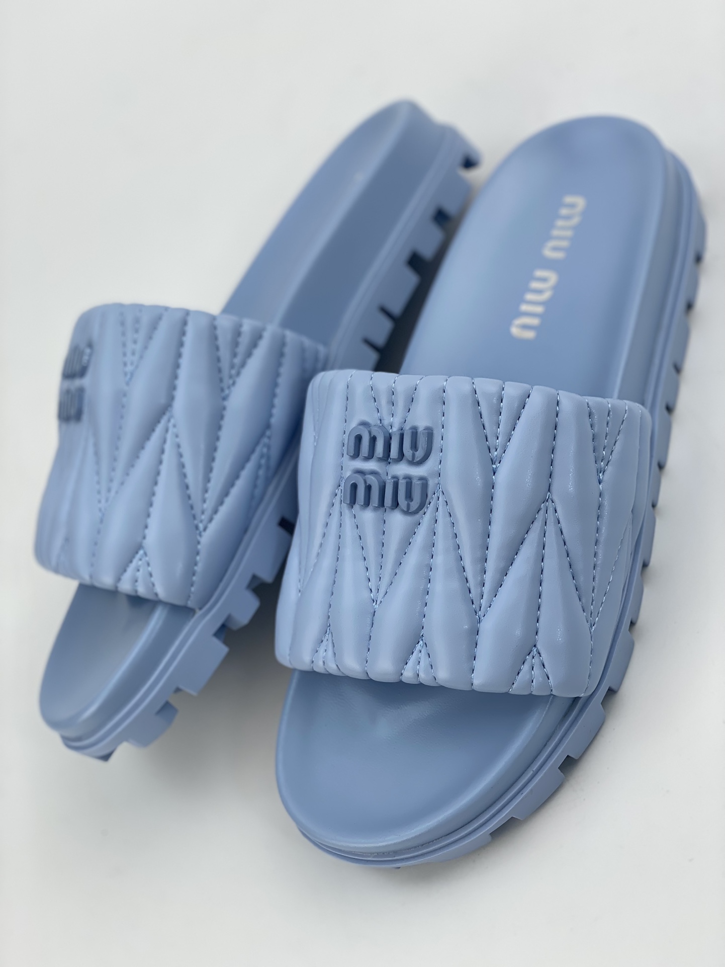 Introduction to MIUMIU’s summer item SNGG｜Pleated colorful flat slippers