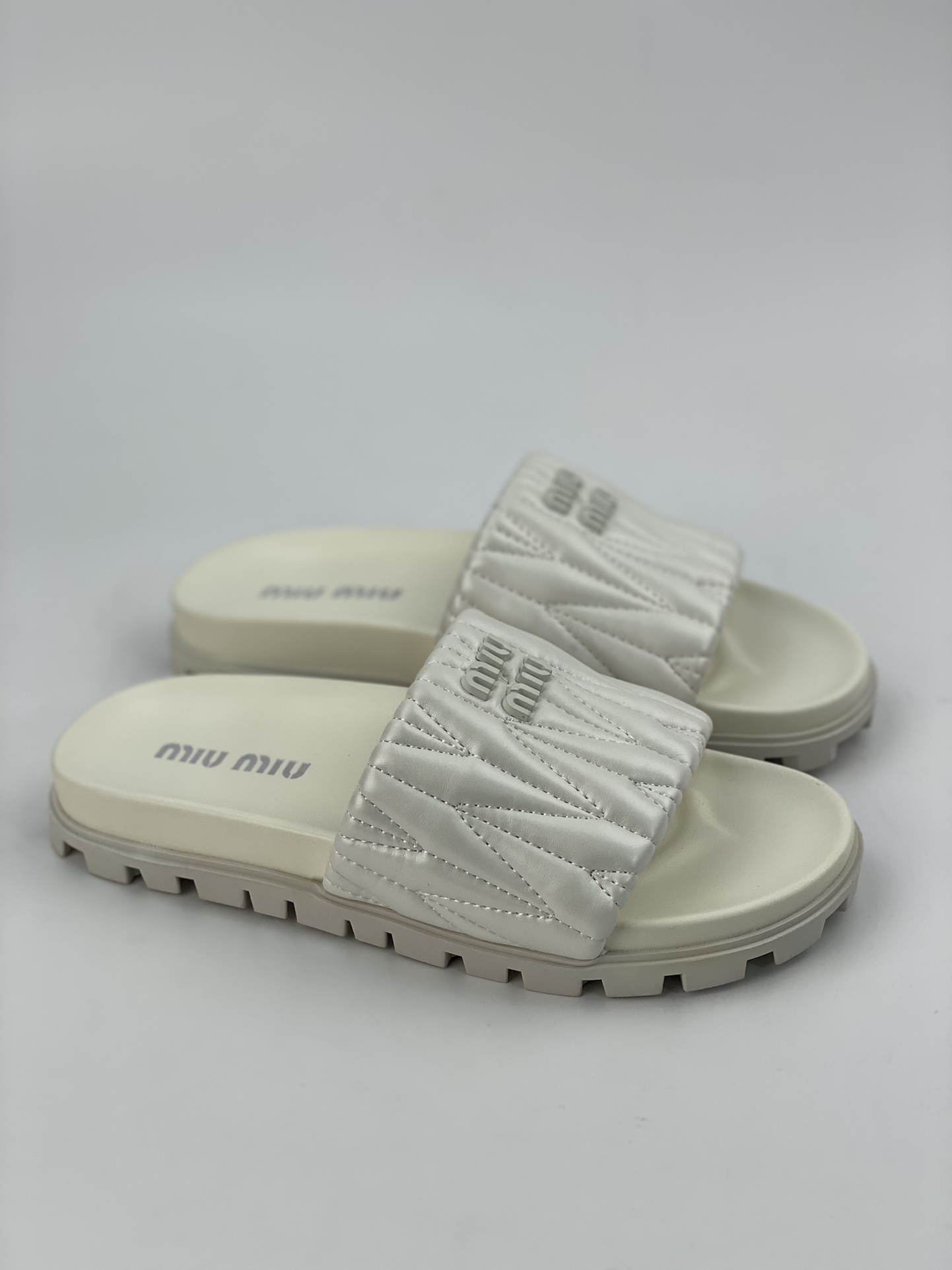 Introduction to MIUMIU’s summer item SNGG｜Pleated colorful flat slippers