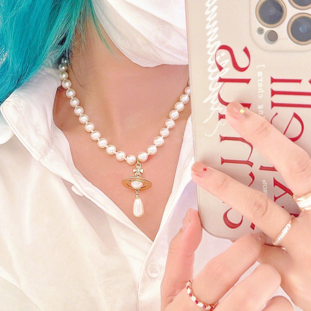 💰238 高品质 细节如图 【VivienneWestwood】宝宝,什么是快乐星球,来,这就是快乐星球!绝美立体土星水滴珍珠项链!金银两个颜色!编号389900861,配-包装!重磅推荐,一定要入,闭眼入准没错!纯粹王冠球是经典的象征,闪耀土星环勾勒未来波光流转间,开启一场与未来的崭新际遇!我们土星上边的钻也是定制的施华洛水钻,而非市面上随随便便用个塑料珠子和钻就做出来的!拿到手完完全全可以感受到它的质感,手感,光泽感超nice👍🏻用水钻的点缀出现在土星的设计上,增添不少冷艳时髦的俏丽模样,使得朋克同时又有点小少女,自带一群时尚粉!真的敲好看,可盐可甜,可纯可欲!一眼便钟情,绝对是“实用+高级”界的杠把子,绝对的yyds,绝对的宝藏永不过时的珍珠项链!