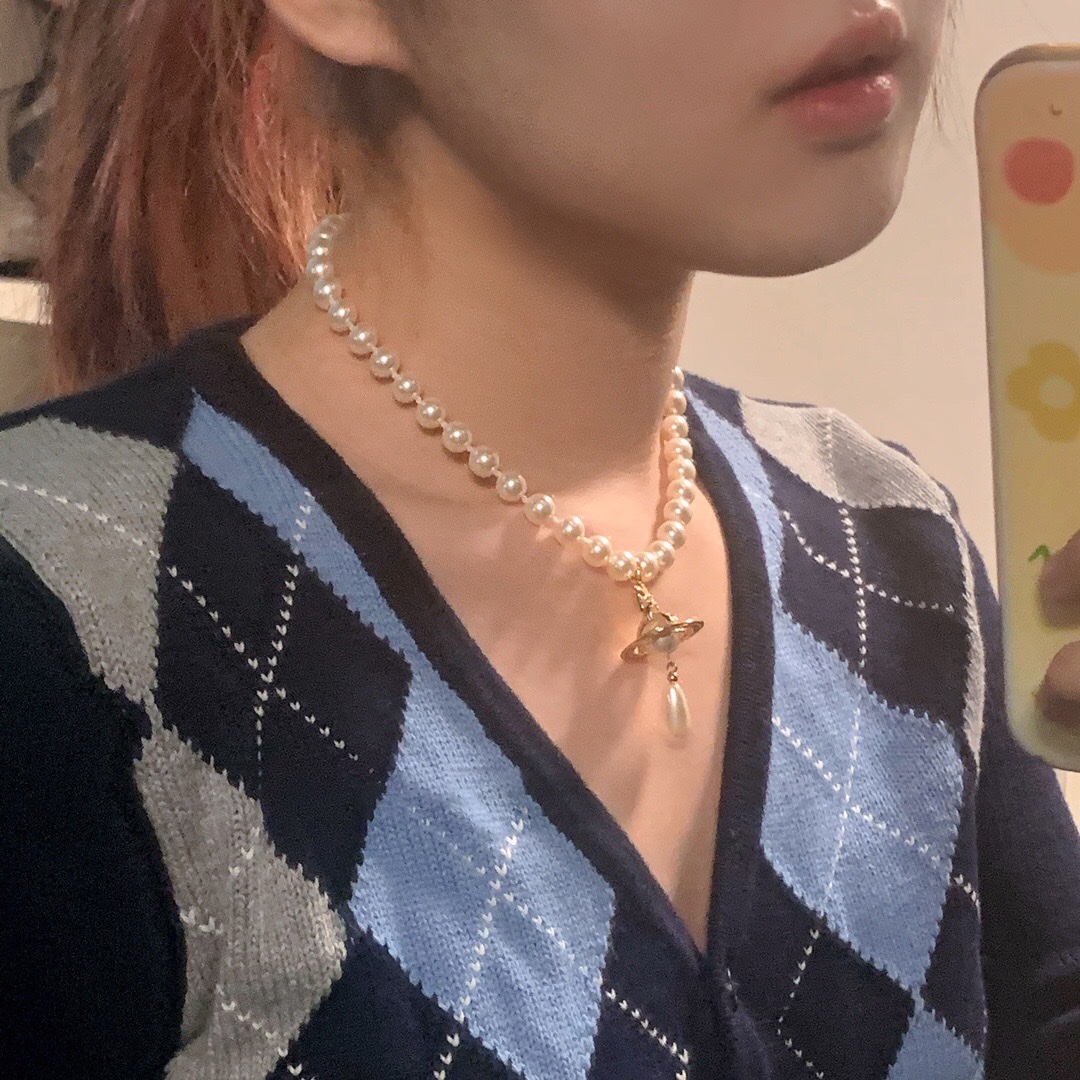 💰238 高品质 细节如图 【VivienneWestwood】宝宝,什么是快乐星球,来,这就是快乐星球!绝美立体土星水滴珍珠项链!金银两个颜色!编号389900861,配-包装!重磅推荐,一定要入,闭眼入准没错!纯粹王冠球是经典的象征,闪耀土星环勾勒未来波光流转间,开启一场与未来的崭新际遇!我们土星上边的钻也是定制的施华洛水钻,而非市面上随随便便用个塑料珠子和钻就做出来的!拿到手完完全全可以感受到它的质感,手感,光泽感超nice👍🏻用水钻的点缀出现在土星的设计上,增添不少冷艳时髦的俏丽模样,使得朋克同时又有点小少女,自带一群时尚粉!真的敲好看,可盐可甜,可纯可欲!一眼便钟情,绝对是“实用+高级”界的杠把子,绝对的yyds,绝对的宝藏永不过时的珍珠项链!