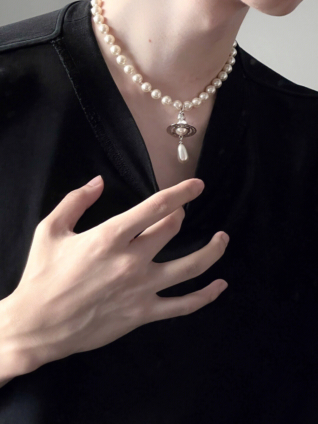 💰238 高品质 细节如图 【VivienneWestwood】宝宝,什么是快乐星球,来,这就是快乐星球!绝美立体土星水滴珍珠项链!金银两个颜色!编号389900861,配-包装!重磅推荐,一定要入,闭眼入准没错!纯粹王冠球是经典的象征,闪耀土星环勾勒未来波光流转间,开启一场与未来的崭新际遇!我们土星上边的钻也是定制的施华洛水钻,而非市面上随随便便用个塑料珠子和钻就做出来的!拿到手完完全全可以感受到它的质感,手感,光泽感超nice👍🏻用水钻的点缀出现在土星的设计上,增添不少冷艳时髦的俏丽模样,使得朋克同时又有点小少女,自带一群时尚粉!真的敲好看,可盐可甜,可纯可欲!一眼便钟情,绝对是“实用+高级”界的杠把子,绝对的yyds,绝对的宝藏永不过时的珍珠项链!