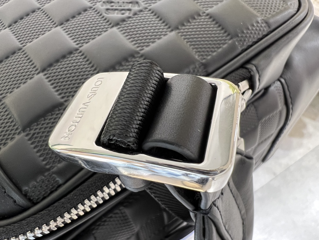 N40306本款 Campus 双肩包为 Damier Infini 皮革压印经典棋盘格纹,再将醒目 V 字压印后侧丝滑皮革 7