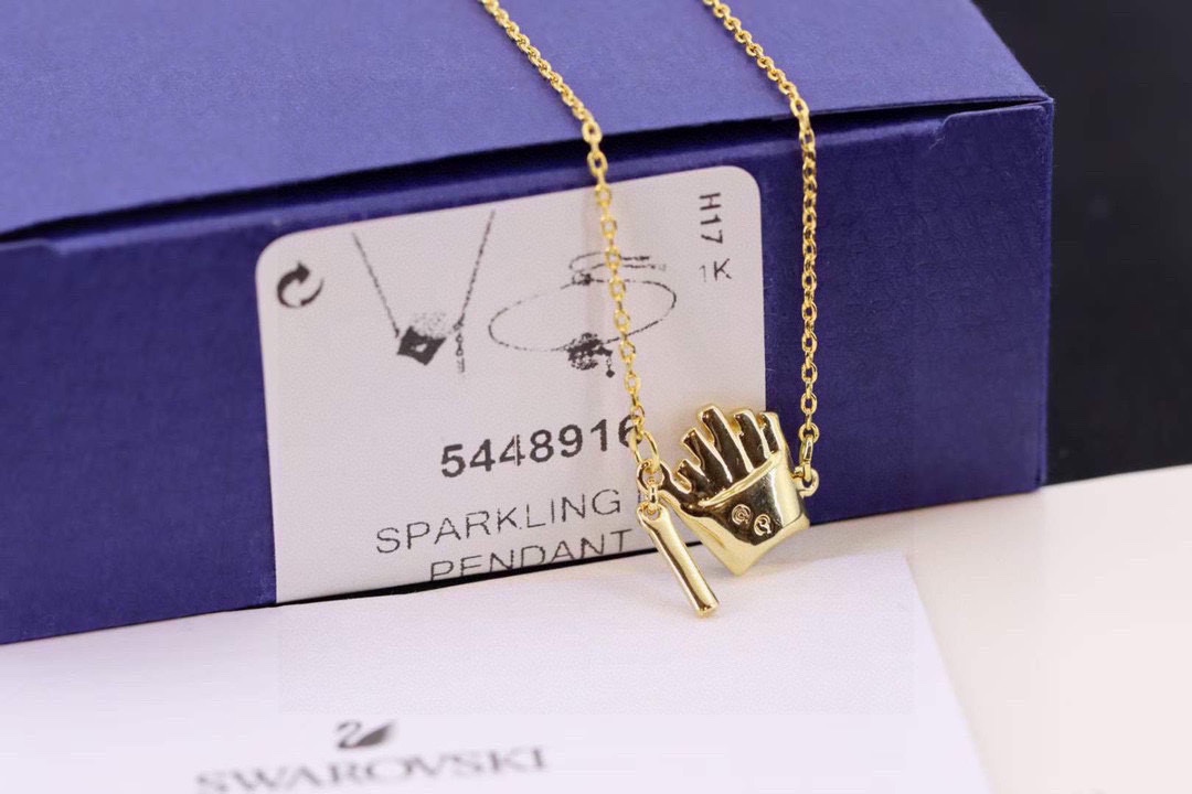  Swarovski  趣味薯条项链

这款缀有带有天鹅标志的薯条装饰，并采用低温陶瓷技术，饰有清新悦目