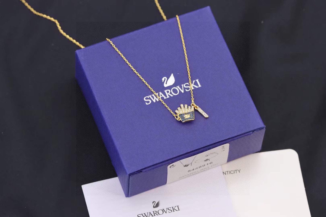  Swarovski  趣味薯条项链

这款缀有带有天鹅标志的薯条装饰，并采用低温陶瓷技术，饰有清新悦目
