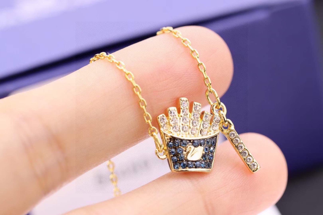 Swarovski  趣味薯条项链

这款缀有带有天鹅标志的薯条装饰，并采用低温陶瓷技术，饰有清新悦目