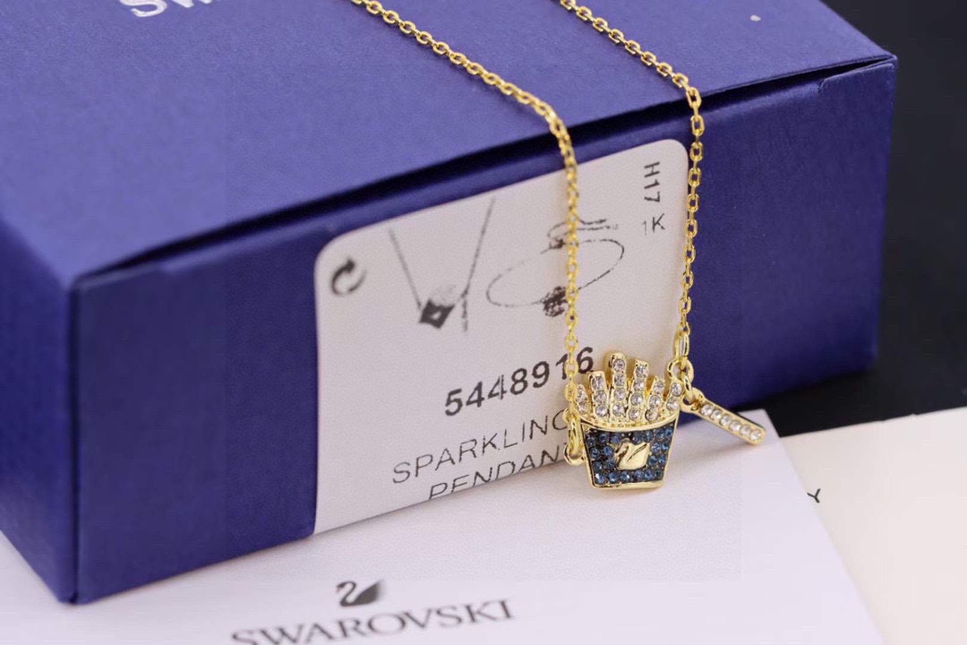  Swarovski  趣味薯条项链

这款缀有带有天鹅标志的薯条装饰，并采用低温陶瓷技术，饰有清新悦目