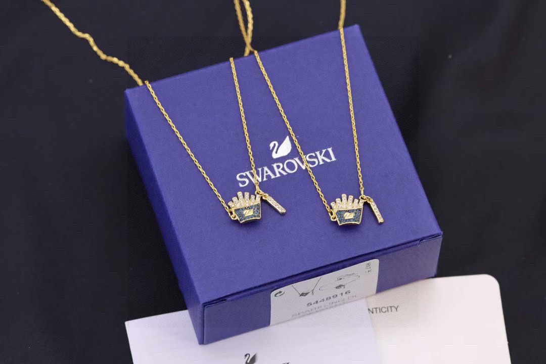  Swarovski  趣味薯条项链

这款缀有带有天鹅标志的薯条装饰，并采用低温陶瓷技术，饰有清新悦目