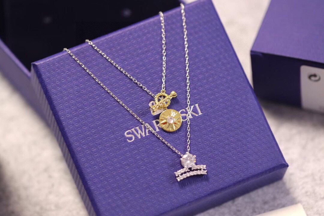 Swarovski  天枰座守护神锁骨项链

这款施华洛世奇链坠是以星座的符号为灵感。其时尚十足的星座
