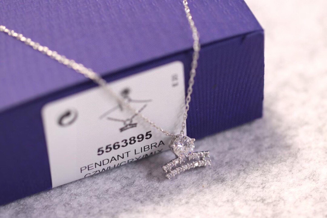  Swarovski  天枰座守护神锁骨项链

这款施华洛世奇链坠是以星座的符号为灵感。其时尚十足的星座