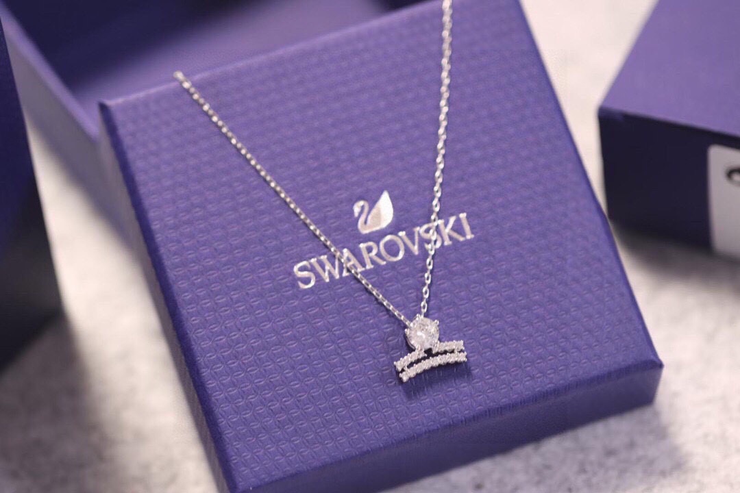  Swarovski  天枰座守护神锁骨项链

这款施华洛世奇链坠是以星座的符号为灵感。其时尚十足的星座
