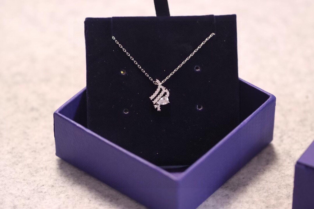  Swarovski  处女座守护神锁骨项链

这款施华洛世奇链坠是以星座的符号为灵感。其时尚十足的星座