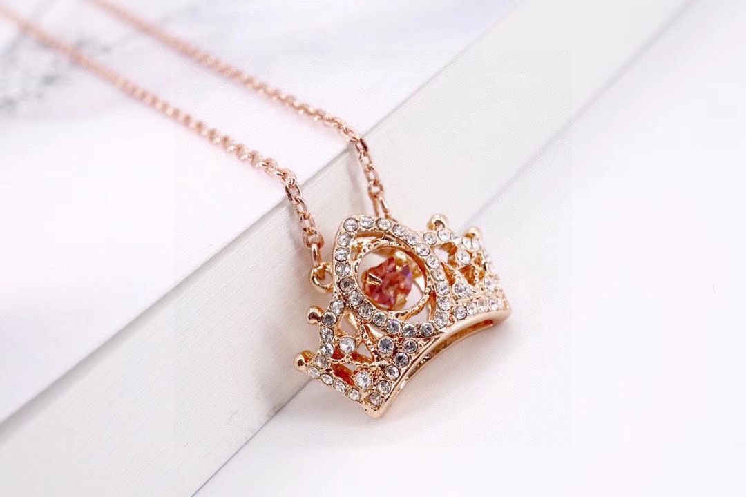  Swarovski 梦幻红钻心跳 皇冠 锁骨项链

向挚爱表达心意，让她感到备受宠爱，密镶仿水晶的皇冠